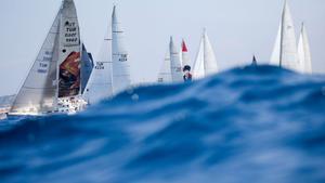 Los barcos compiten durante la quinta etapa de la regata de Esmirna en el Trofeo de invierno 2019 en la costa de Esmirna.