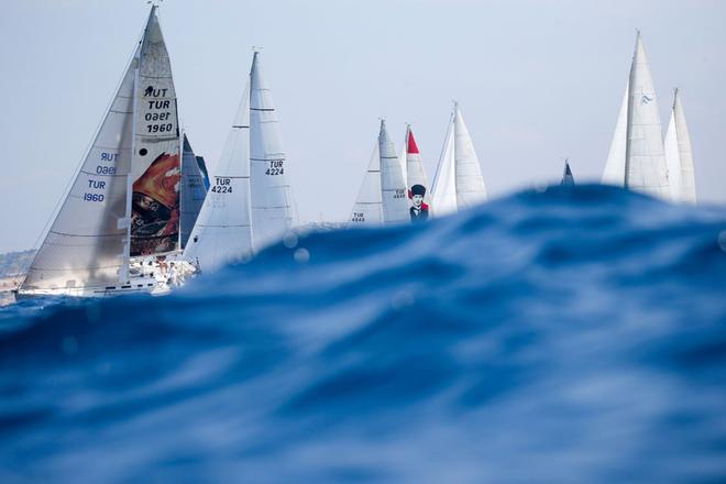 Los barcos compiten durante la quinta etapa de la regata de Esmirna en el Trofeo de invierno 2019 en la costa de Esmirna.