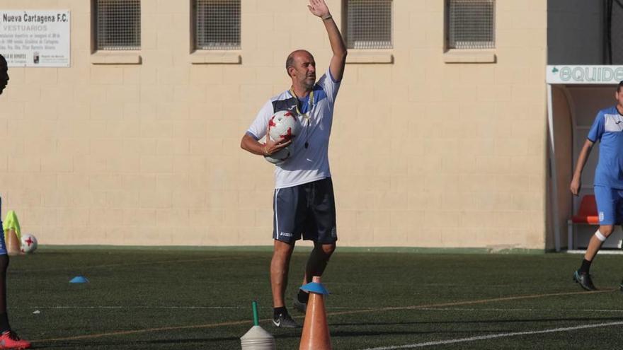 Alberto Monteagudo da instrucciones en un entrenamiento del FC Cartagena.