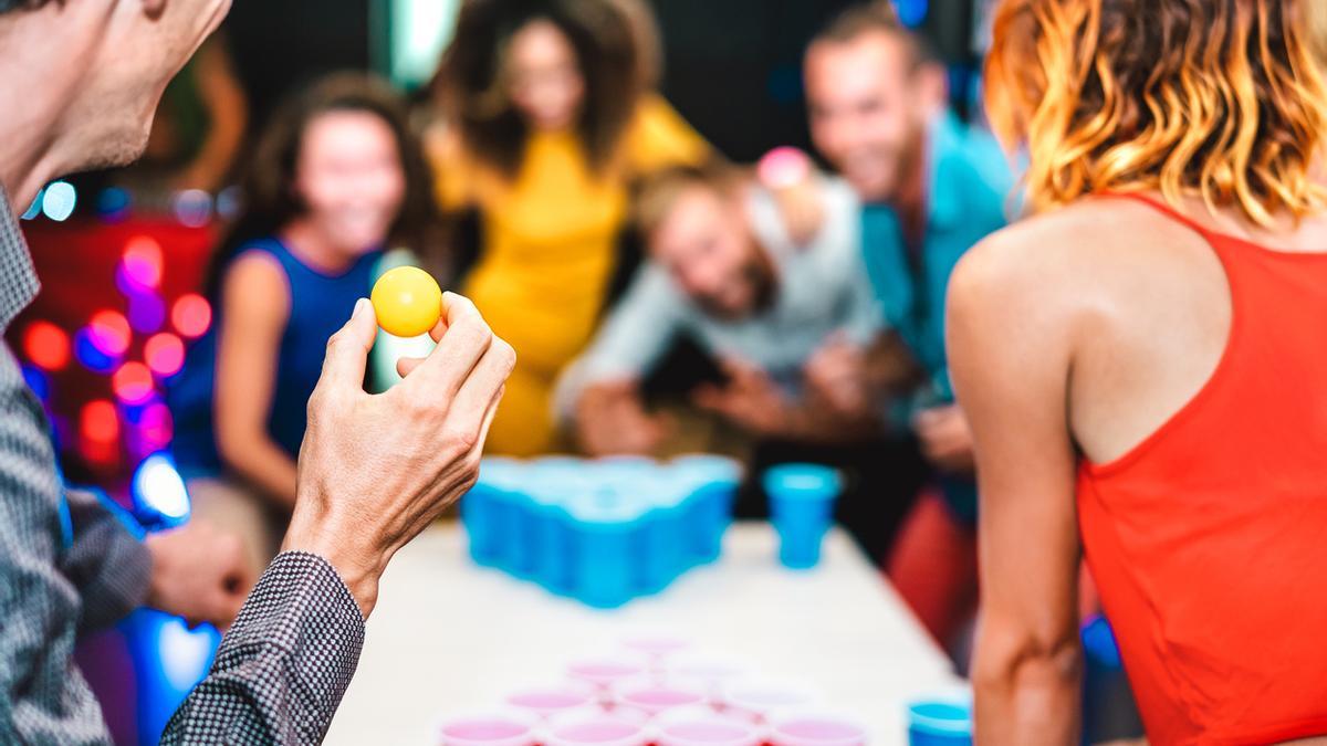 El beerpong es un juego de beber muy popular entre los universitarios