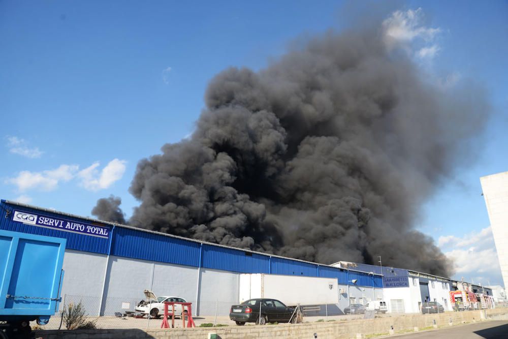 Incendio de varias naves industriales en el polígono de Marratxí