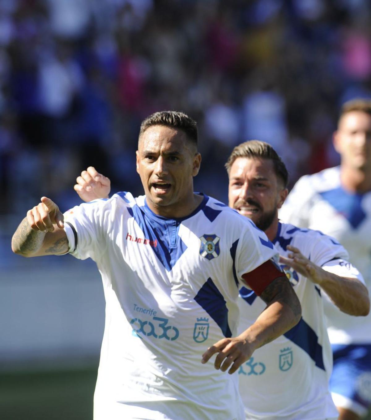 Suso Santana, capitán tinerfeñista en su segunda etapa, celebra un gol. | | E.D.