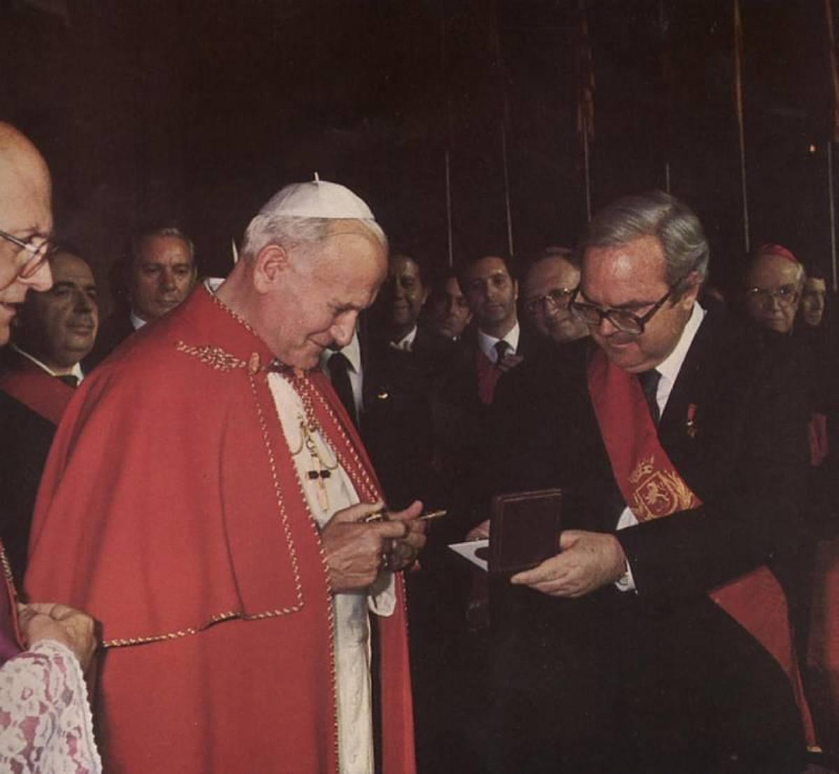 El alcalde de la ciudad entonces, el socialista Ramón Sainz de Varanda, entrega al Papa la llave de la ciudad.