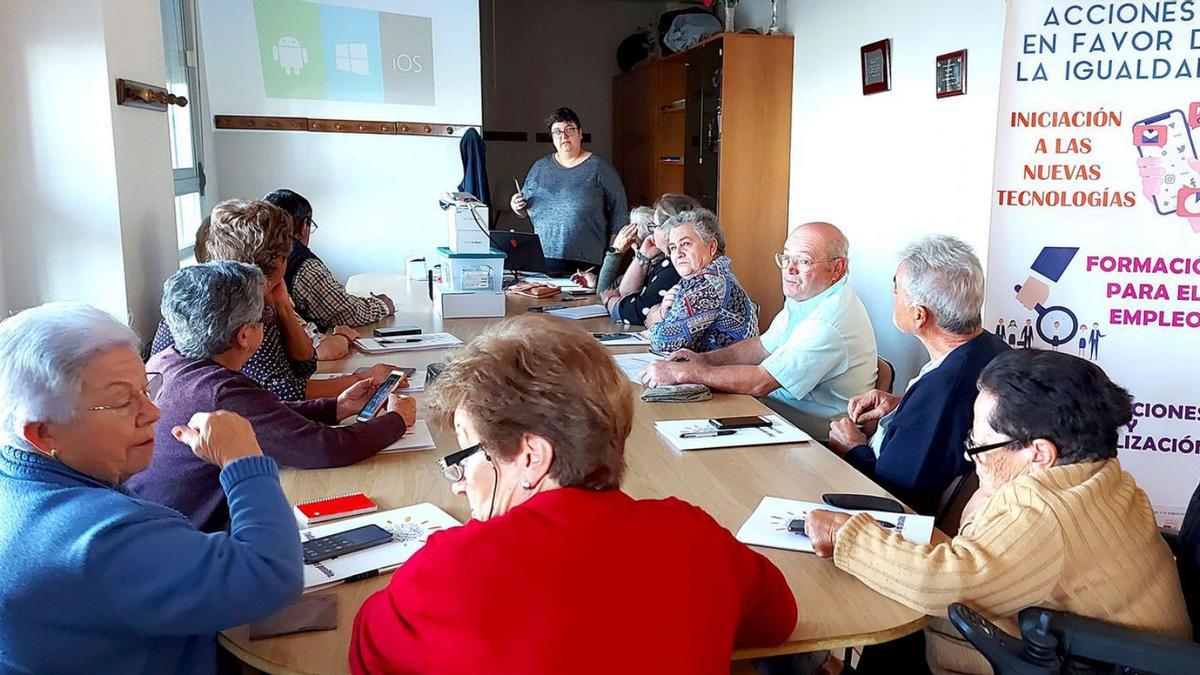 Arriba, el curso impartido en El Cubo de la Tierra del Vino. Abajo, la sesión de Fuentesaúco. | Inice Castilla y León