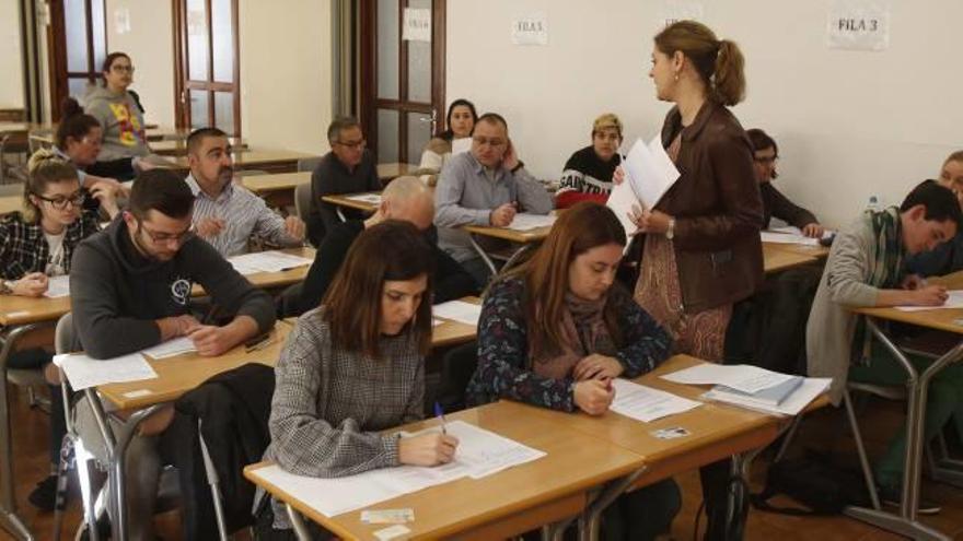 Un grupo de alumnos realiza los exámenes en una de las aulas de la sede alcireña de la Uned.