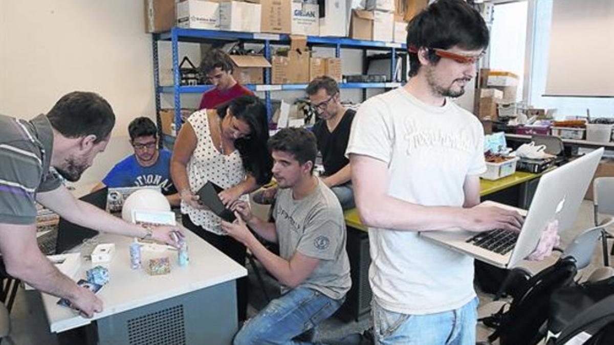 David Miralles (con camiseta negra) trabaja junto a varios de sus alumnos en el laboratorio del campus de La Salle de la Universitat Ramon Llull, el martes.