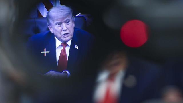El president Donald Trump durant una entrevista ahir al Despatx Oval de la Casa Blanca. | JIM LO SCALZO / EFE