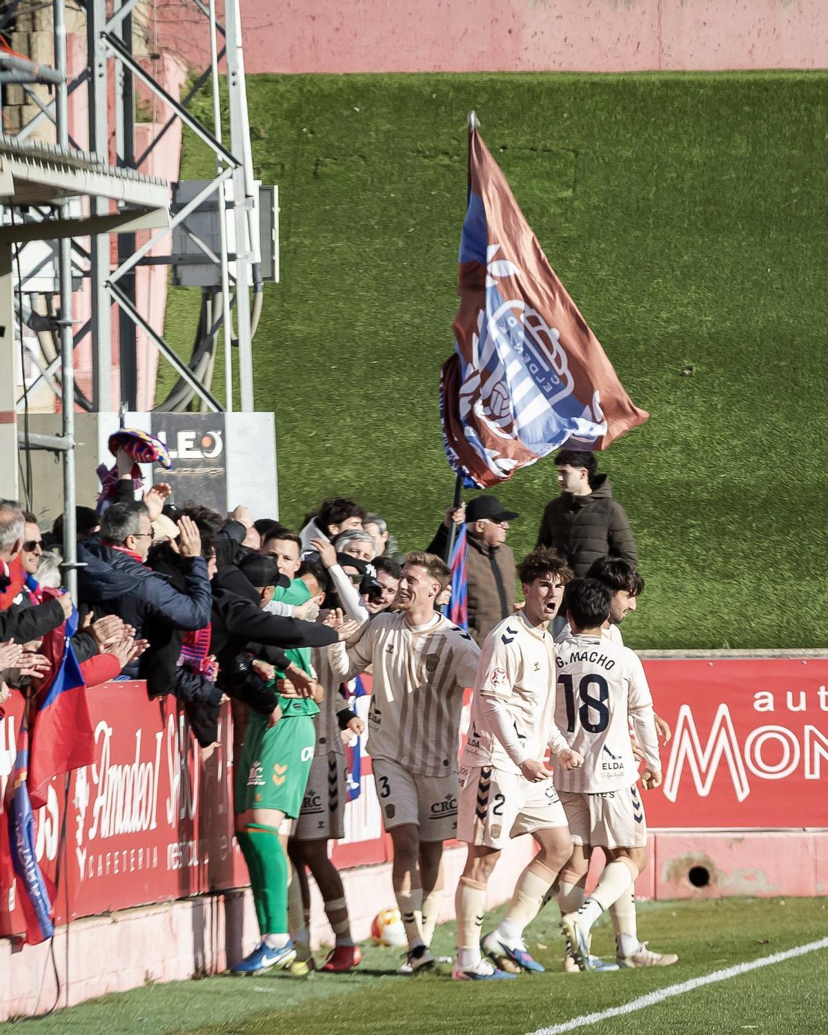 Los jugadores del Eldense celebran con la afición desplazada a Tarazona.