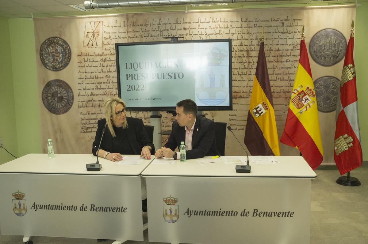 La concejala de Hacienda, Patricia Martín, y el alcalde, Luciano Huerga, conversando antes de iniciar su comparecencia.