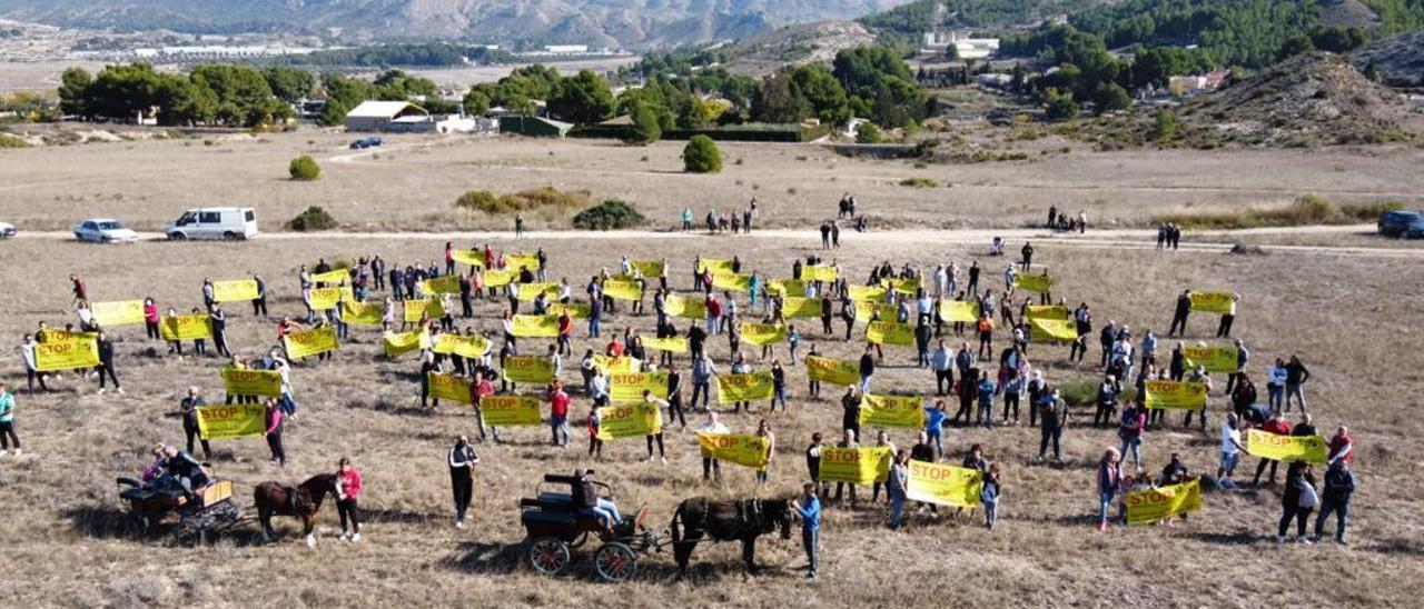 La protesta contra las plantas solares del Vinalopó realizada en las faldas de la sierra de Camara de Elda.