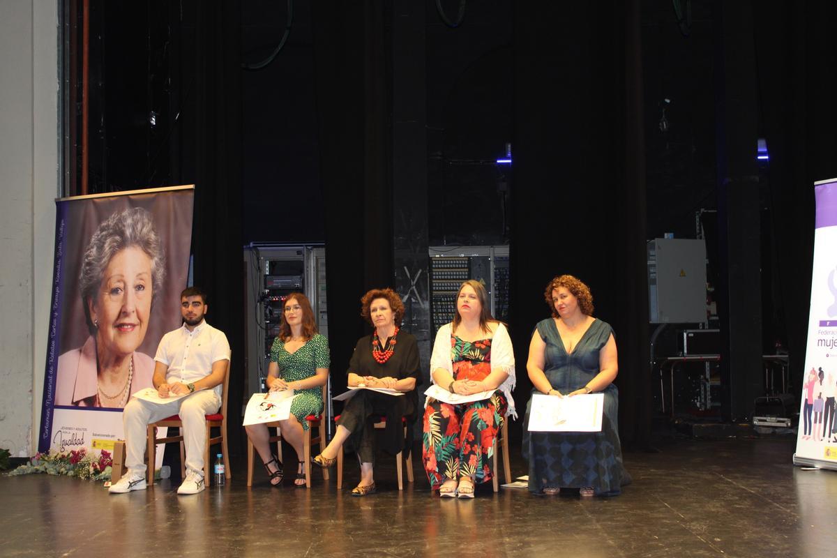 Los premiados, junto a una gran fotografía de la escritora y profesora que da nombre al certamen, Rosalía Sala Vallejo, durante el acto.