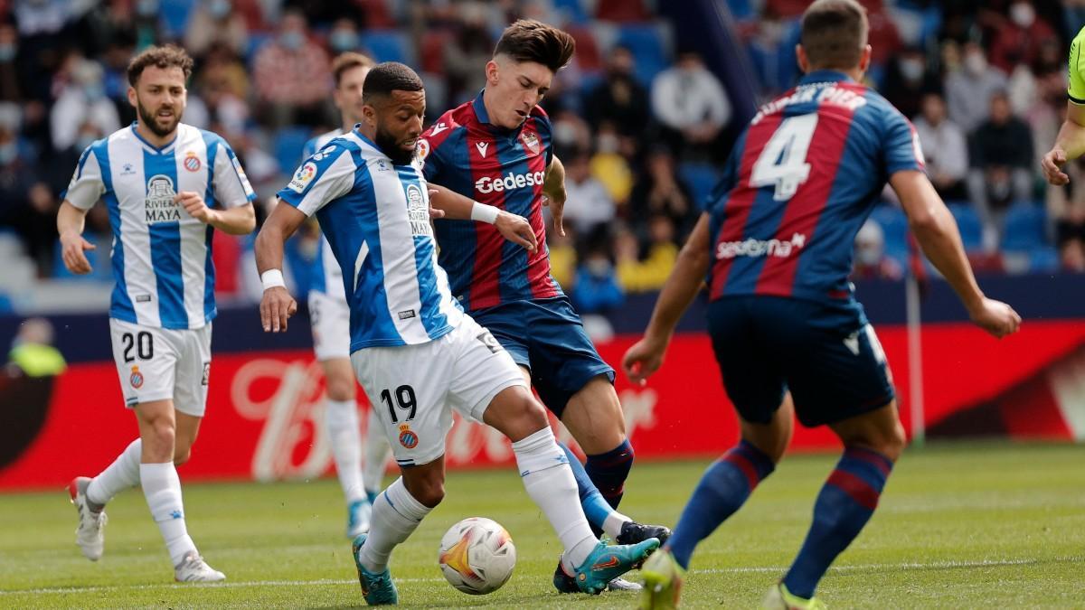 Vilhena, en una acción del partido en el Ciutat