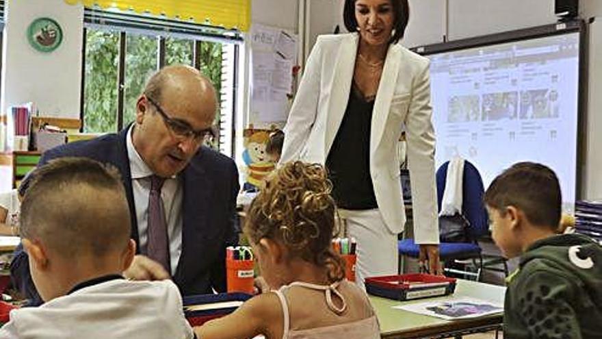 El director provincial de Educación, Fernando Prada, charla con los alumnos en el Arias Gonzalo.