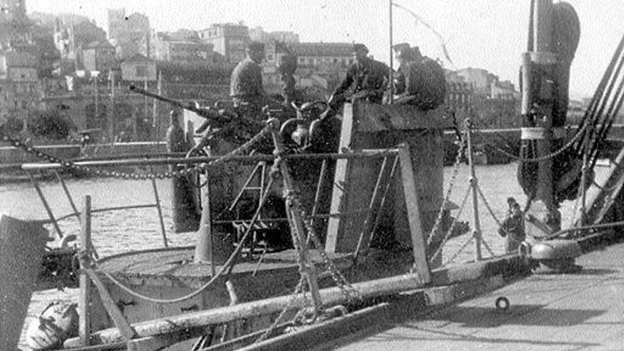 El &quot;U-76&quot; visto desde el crucero &quot;Navarra&quot; con la Colegiata y O Berbés al fondo, en septiembre de 1943