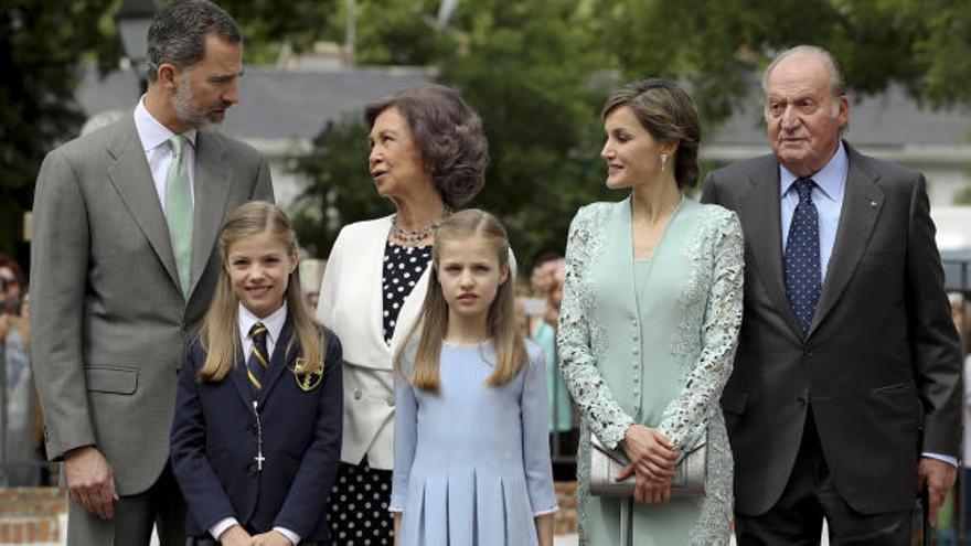 La Infanta Sofía, arropada por la Familia Real al completo en su Primera Comunión