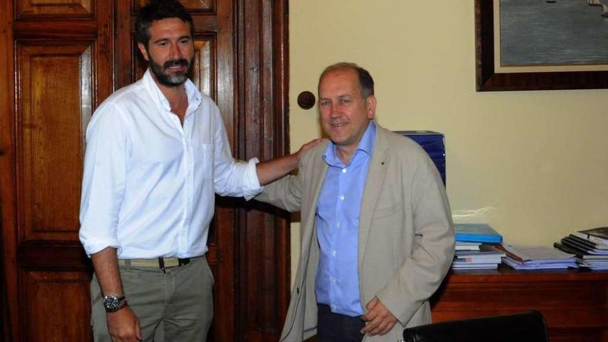 El alcalde vilagarciano, Alberto Varela, recibió al candidato socialista a la Xunta, Fernández Leiceaga, en la Alcaldía. // Iñaki Abella