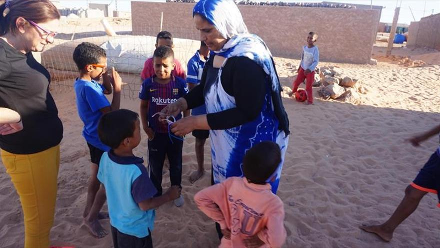 Recogen gafas y móviles para los saharauis