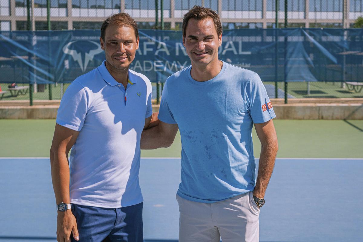 Roger Federer visitó este jueves la Rafa Nadal Academy by Movistar, regalando a los presentes una bonita sorpresa en pleno verano. El antiguo número uno del PIF ATP Rankings, aprovechando su paso por Mallorca en plena temporada estival, acudió a las instalaciones situadas en Manacor, reencontrándose con Rafa Nadal, uno de sus principales compañeros en el ATP Tour. EFE/Rafa Nadal Academy by Movistar/David Rouge***SOLO USO EDITORIAL