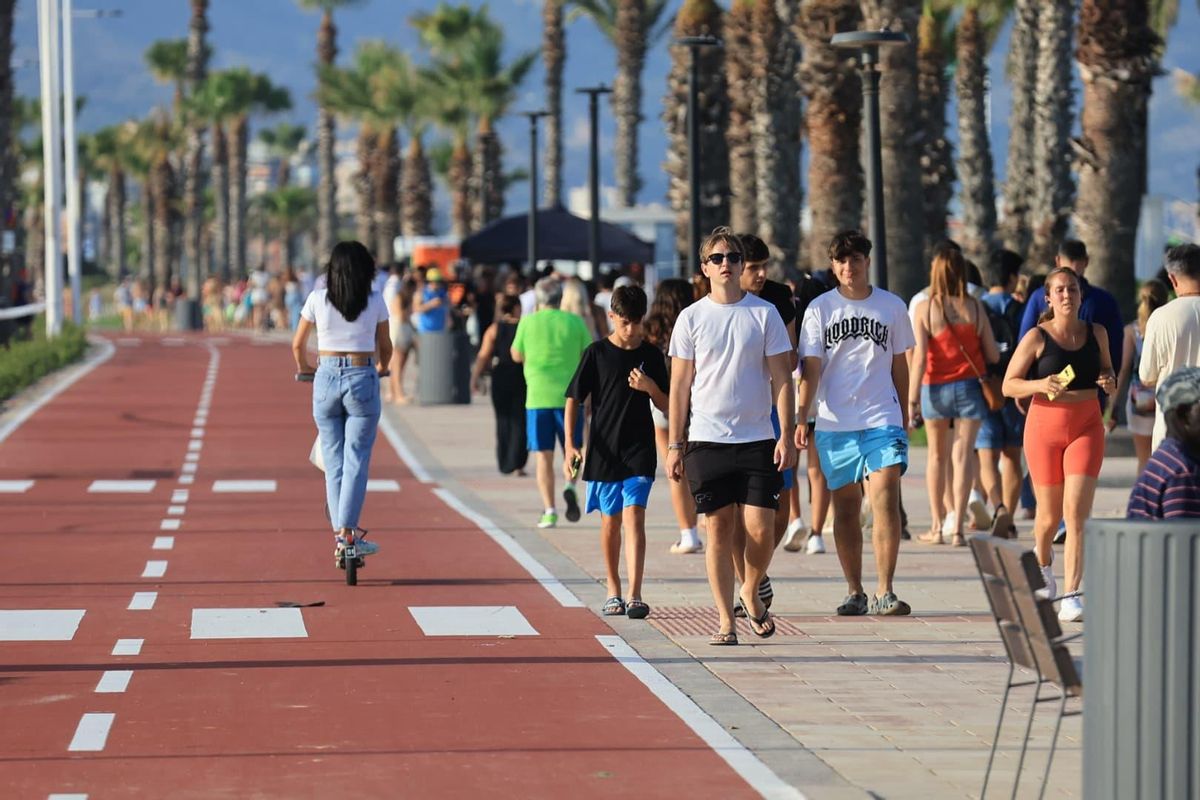 Cientos de castellonenses en el acceso a la playa del Gurugú.
