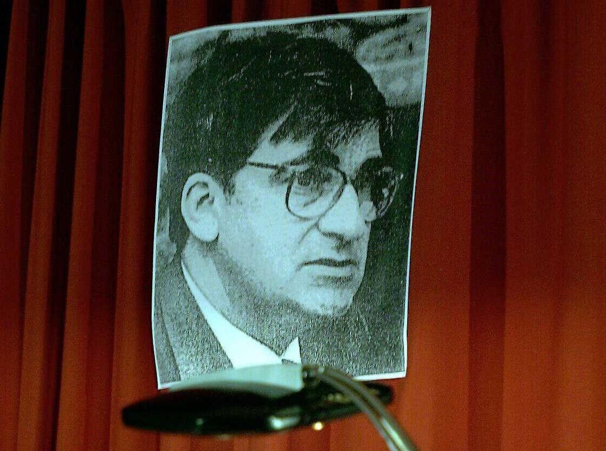 Silla vacia en honor a Ernest Lluch, que tenía previsto participar hoy en unas jornadas sobre no violencia organizadas por la universidad de Deusto, que le ha rendido hoy un emotivo homenaje. Ernest Lluch, exministro Sanidad, víctimas de atentados ETA Silla vacia en honor a Ernest Lluch, que tenía previsto participar hoy en unas jornadas sobre no violencia organizadas por la universidad de Deusto, que le ha rendido hoy un emotivo homenaje. Ernest Lluch, exministro Sanidad, víctimas de atentados ETA