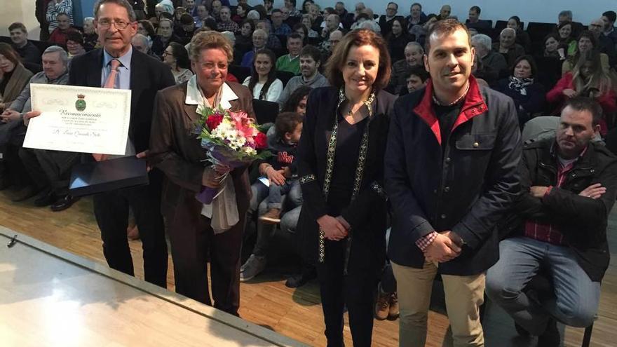 Por la izquierda, Mario Menéndez, Luisa Quesada, Otilia Requejo y José Manuel González, durante la presentación del libro del centenario de la cueva del Buxu en Cangas de Onís, ayer.