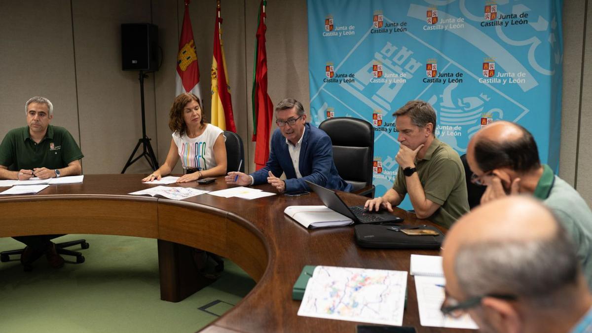 José Ángel Arranz, en el centro, junto a la delegada de la Junta y técnicos de Medio Ambiente. | Emilio Fraile