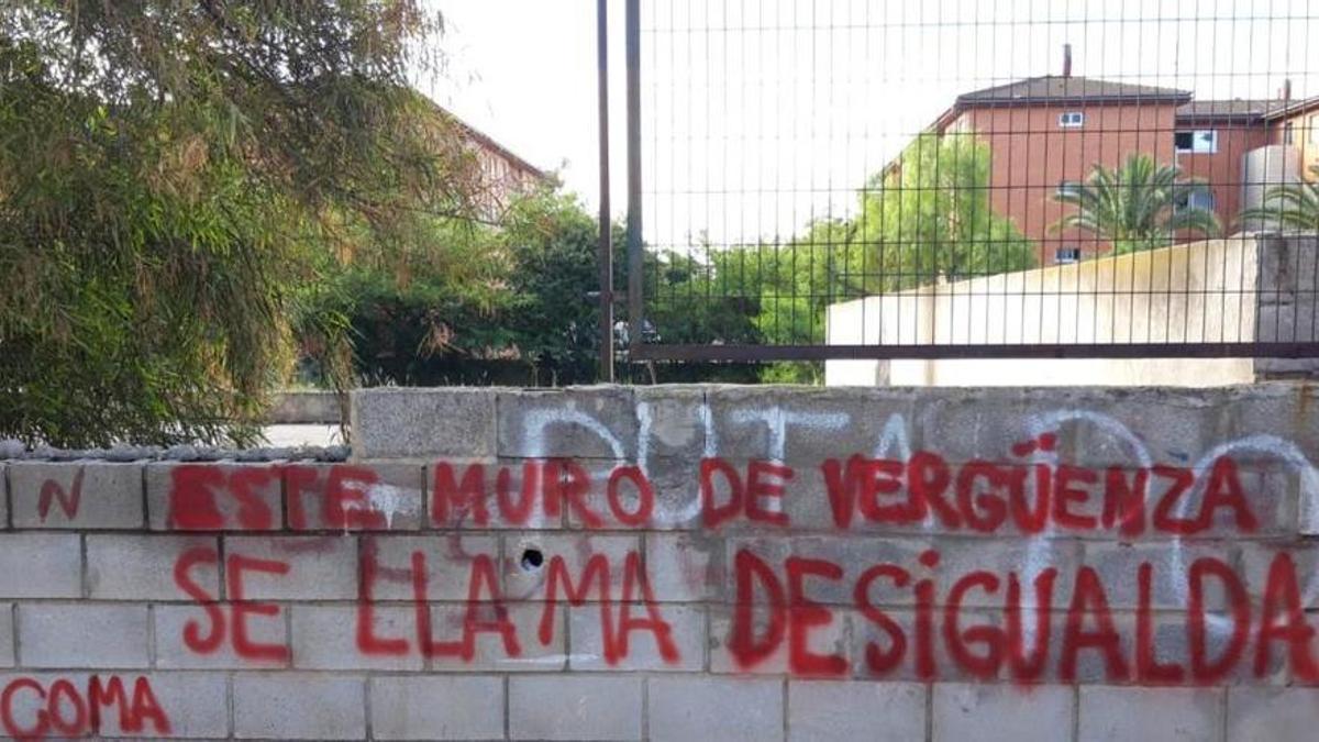 Pintada en una pared de la Coma que denuncia la desigualdad en el barrio.