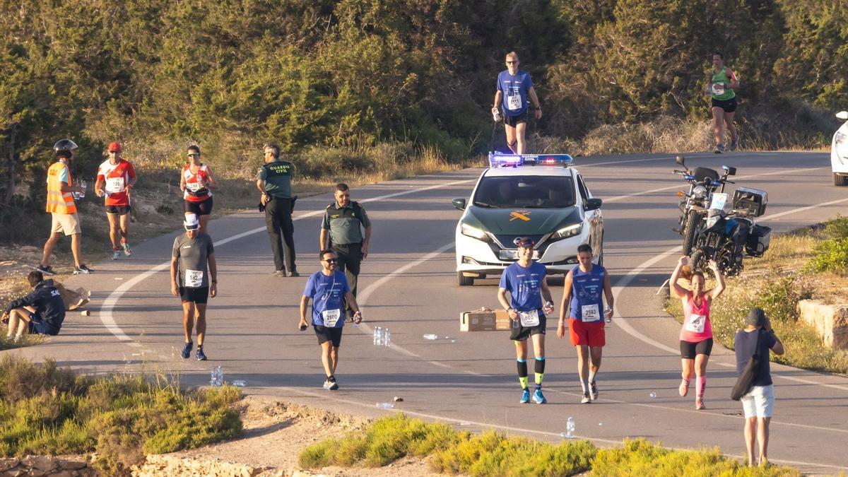 La Guardia Civil repartiendo agua en la Media Maratón.