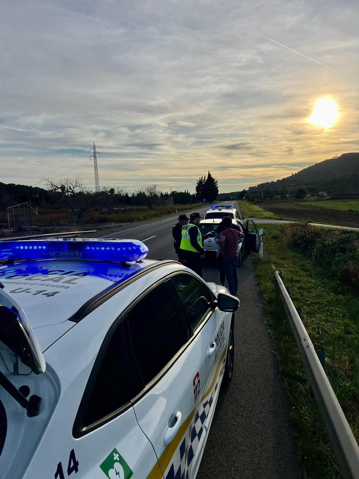 Agentes de la Policía Local de Alcúdia interceptan al conductor infractor.