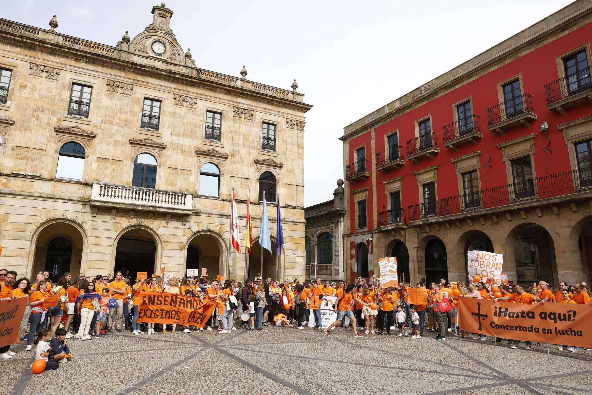 Así fue la gran concentración en Gijón por la educación concertada (en imágenes)