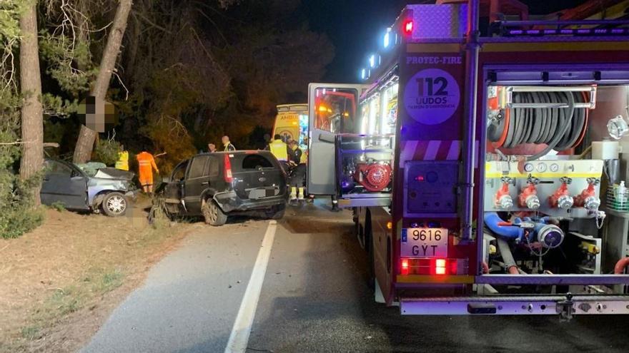 Cinco heridos, uno grave, en un violento choque frontal entre dos vehículos en la carretera de Sant Joan