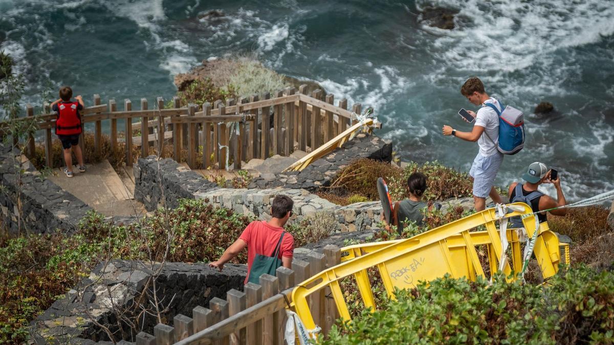 Un grupo de ciudadanos accede a la playa de Benijo a pesar de estar cerrada.