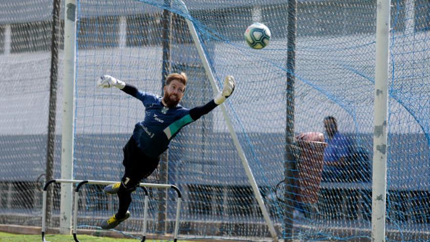 Ortolá se estira tratando de llegar a un balón durante el entrenamiento de ayer.