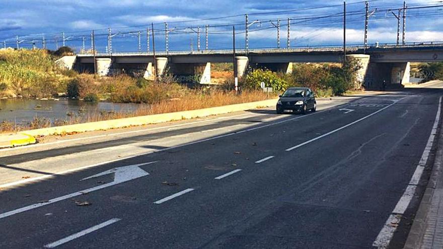 Un vehículo pasaba ayer por la zona tras la reapertura al tráfico del lugar. | LEVANTE-EMV