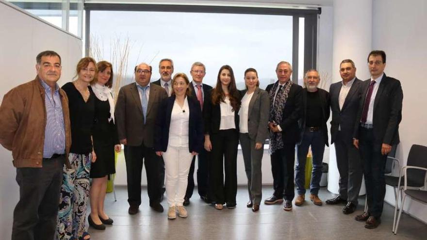 Alba Sánchez, en el centro, junto a profesores del Asorey, representantes políticos y de la editorial SM.