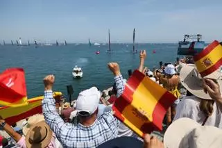 Los Gallos debutan con victoria en el SailGP de València