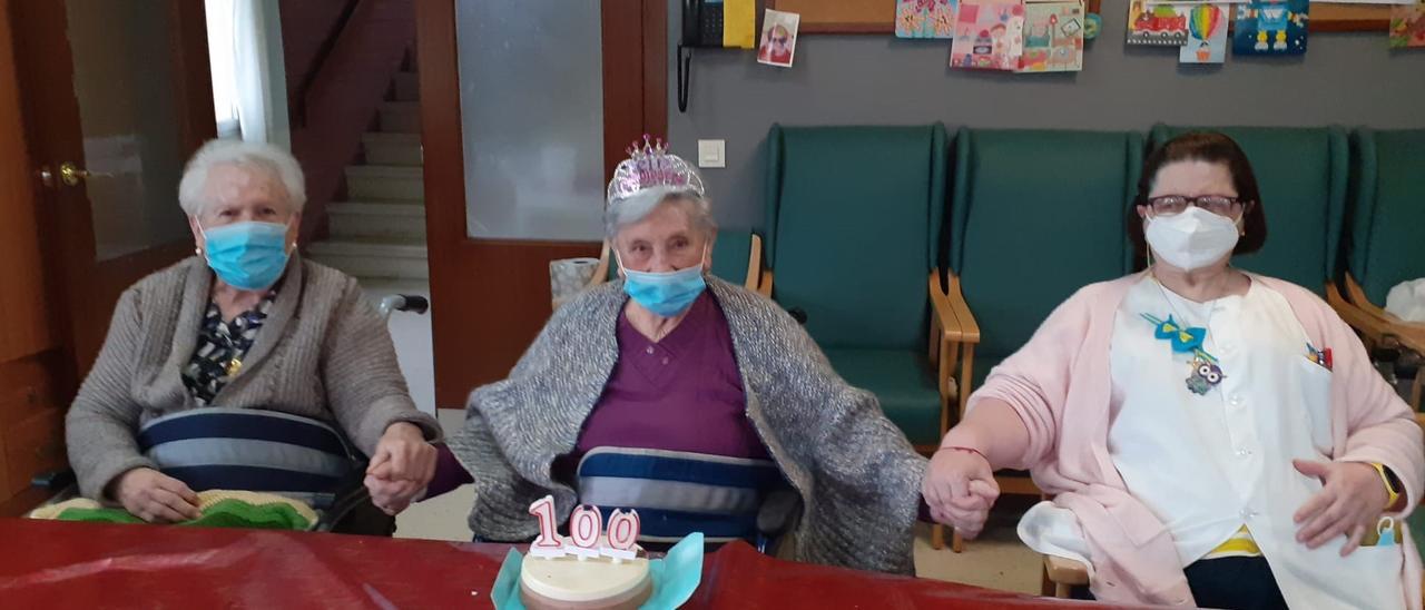 Por la izquierda, Amelia Barro, Covadonga Coto y Gloria Capellán, durante la celebración.