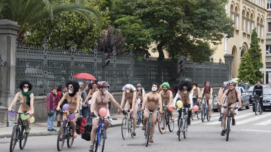 El pelotón de la marcha ciclonudista, ayer, a su paso por la esquina de Marqués de Santa Cruz con Uría.
