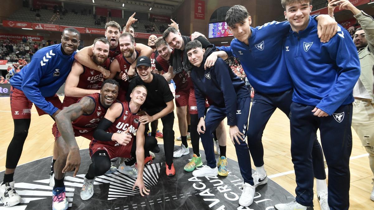 Los jugadores del UCAM Murcia celebran con Carlos Alcaraz el triunfo ante el Joventut