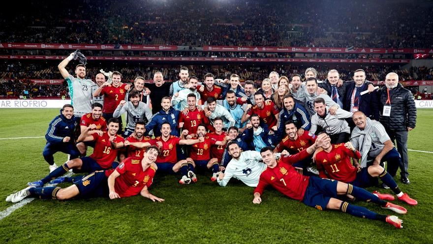 La selección española celebra en La Cartuja su clasificación.