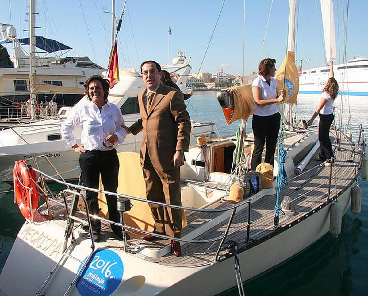 Vuelta. La tripulación del Málaga 2016 con Miguel Briones, delegado de cultura, antes de partir a su gran aventura.