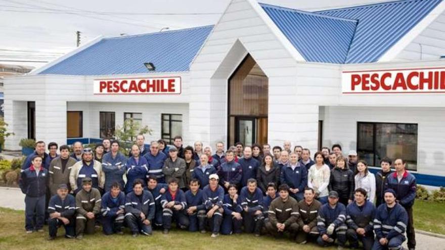 Foto de familia de la plantilla de Pesca Chile.  // FdV