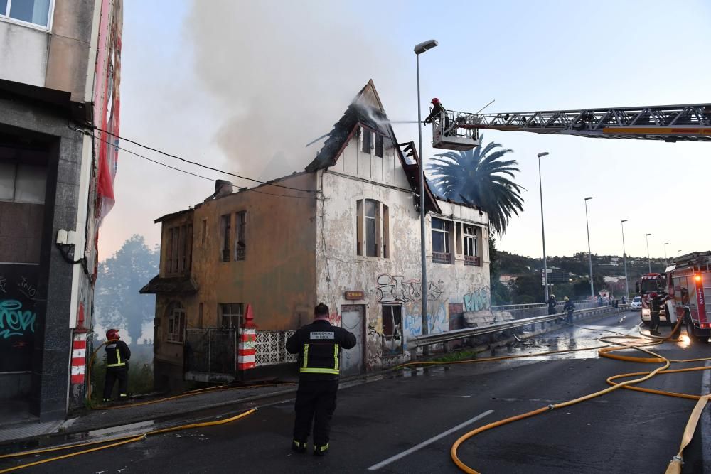 Arde la casa Carnicero en A Pasaxe