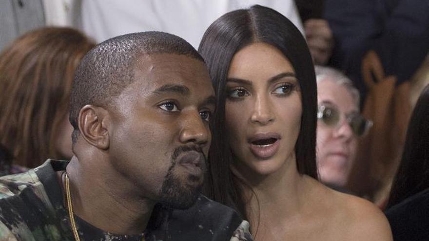 Una imagen de archivo del rapero estadounidense Kanye West y Kim Kardashian.