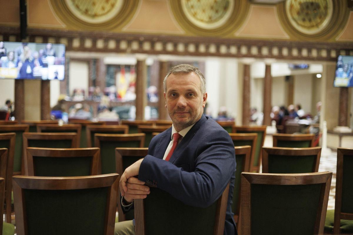 El portavoz del Grupo Parlamentario Popular, Joaquín Segado, en el Patio de las Comarcas de la Asamblea mientras se celebra una sesión de control.
