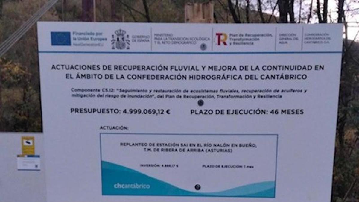 El cartel en el que se anuncia la nueva obra en el río Nalón a su paso por Ribera de Arriba.