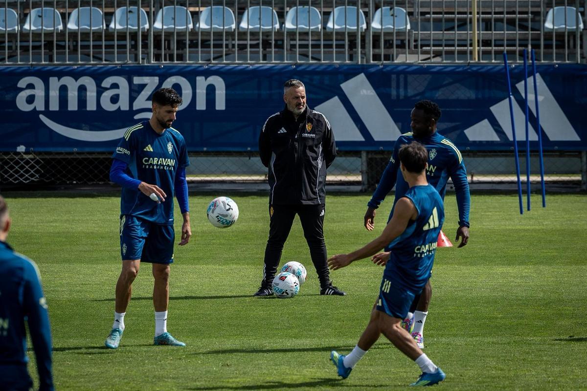 David Navarro contempla la sesión de su equipo en la Ciudad Deportiva.