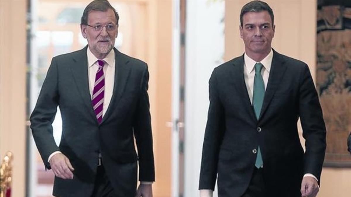 El presidente del Gobierno, Mariano Rajoy, y el líder del PSOE, Pedro Sánchez, durante la firma del pacto antiyihadista, ayer en la Moncloa.