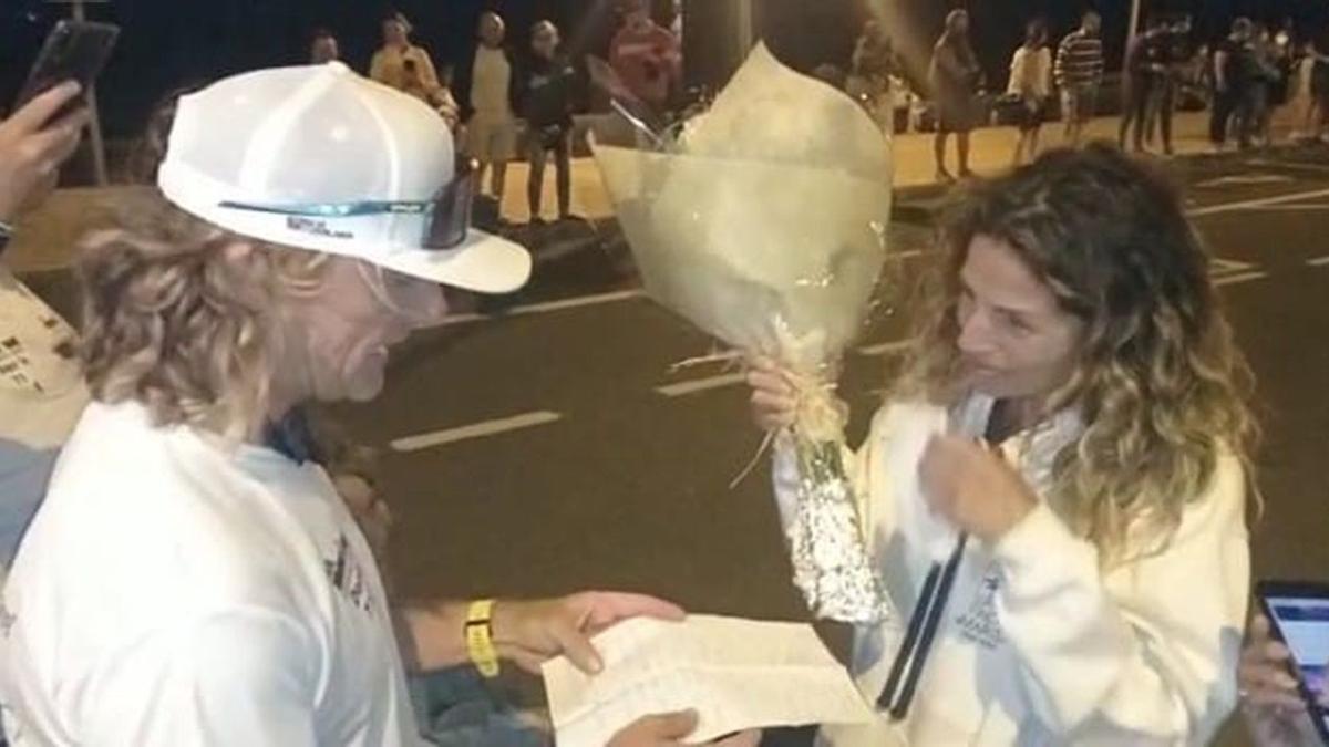 Le pide matrimonio a la madre de sus tres hijos al completar el Ironman de Lanzarote