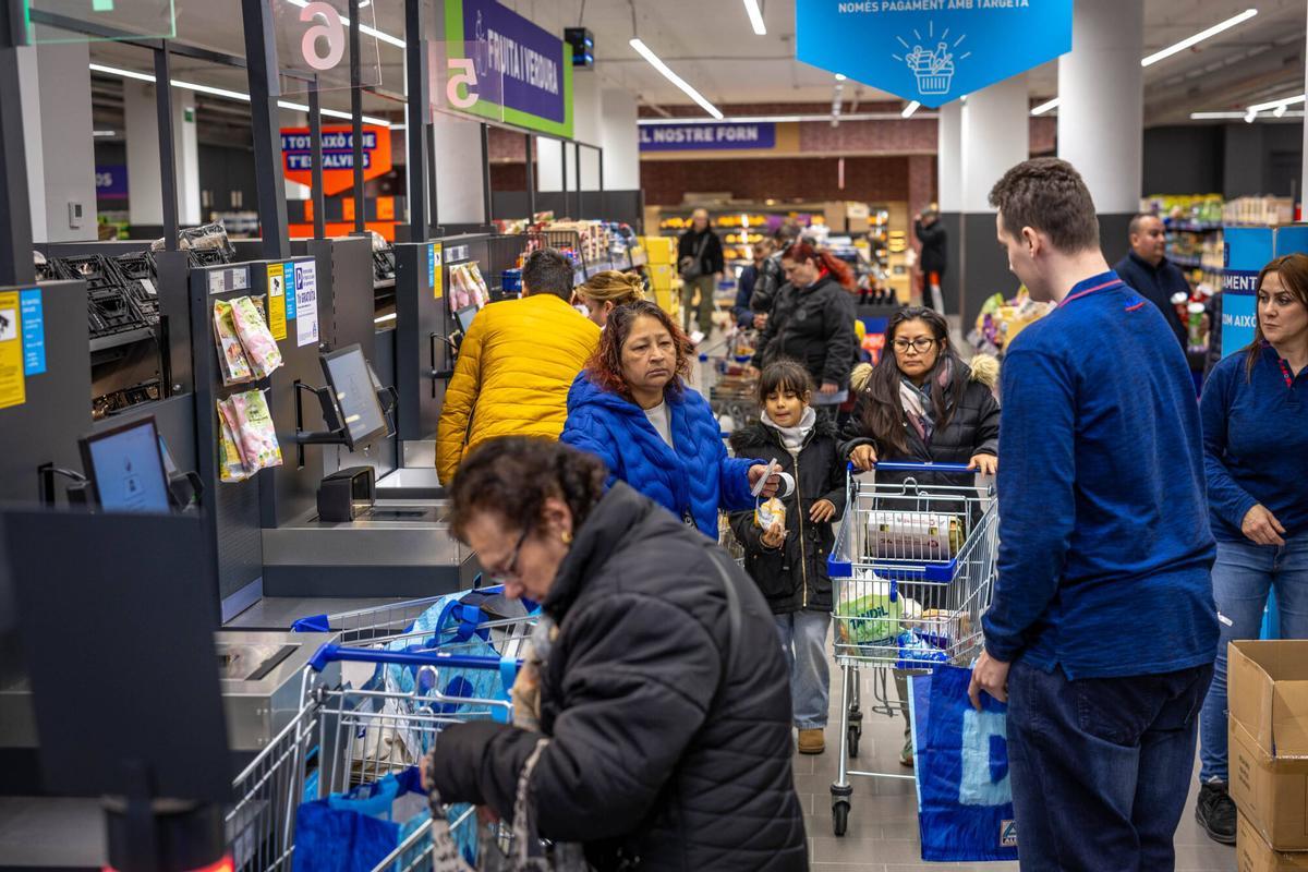 Primer día de apertura del supermercado Aldi del mercado de Montserrat, este miércoles